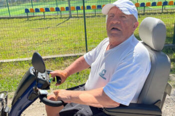 Ein elektrischer Rollstuhl erreicht hilfsbedürftigen Rentner in der Ukraine - Ukrainehilfe | Köln