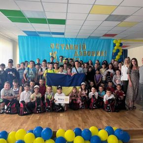 Geflüchteten Kindern in Czernowitz wird eine kleine Freude bereitet - Ukrainehilfe | Köln