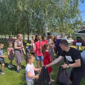 Geflüchteten Kindern in Czernowitz wird eine kleine Freude bereitet - Ukrainehilfe | Köln