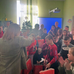 Geschenkeübergabe zur Weihnachtsfeier in einem ukrainischen Waisenhaus in Czernowitz - Ukrainehilfe | Köln