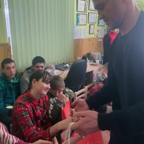 Weihnachtsgeschenke werden an die Kinder aus einem Waisenhaus in Czernowitz übergeben - Ukrainehilfe | Köln