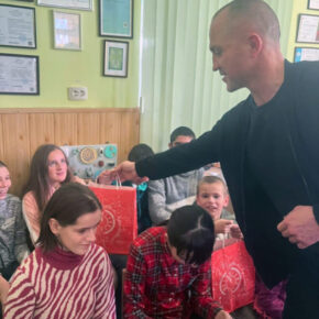 Weihnachtsgeschenke werden an die Kinder aus einem Waisenhaus in Czernowitz übergeben - Ukrainehilfe | Köln