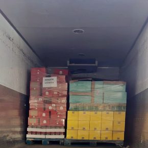 Gespendete Hilfsgüter von PENNY Rumänien werden für den Transport verladen - Ukrainehilfe | Köln