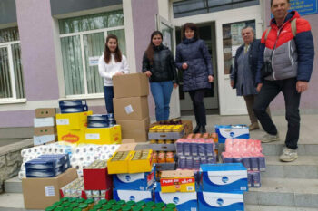 Gespendete Lebensmittel erreichen als Flüchtlingsunterkunft genutzte Schule in Czernowitz - Ukrainehilfe | Köln