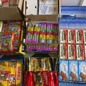 Zugekaufte Süßigkeiten im Rahmen unserer Weihnachtsaktion für ukrainische Waisenkinder - Ukrainehilfe | Köln