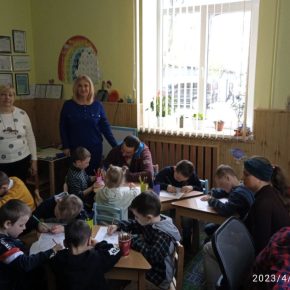 Große Freude bei den ukrainischen Kindern und Erzieherinnen über die gespendeten Malsachen - Ukrainehilfe | Köln