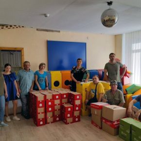 In Rumänien zugekaufte Hilfsgüter werden einer Flüchtlingsunterkunft in Czernowitz übergeben - Ukrainehilfe | Köln