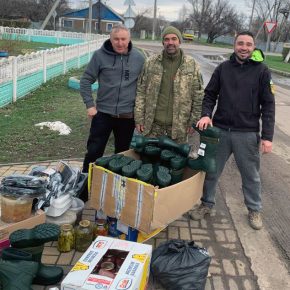 Eine Lieferung von 100 Gummistiefel erreicht die hilfbesdürftigen Menschen in der Ukraine - Ukrainehilfe | Köln