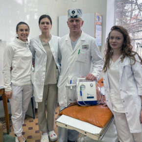 Medizinisches Absauggerät erreicht eine Arztpraxis in Czernowitz - Ukrainehilfe | Köln