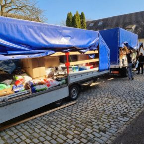 Rund 4 Tonnen Lebensmittel & Hilfsgüter werden verladen - Ukrainehilfe | Köln