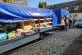 Rund 4 Tonnen Lebensmittel & Hilfsgüter werden verladen - Ukrainehilfe | Köln