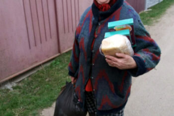 Seniorin mit gespendeten Lebensmitteln in Czernowitz - Ukrainehilfe | Köln