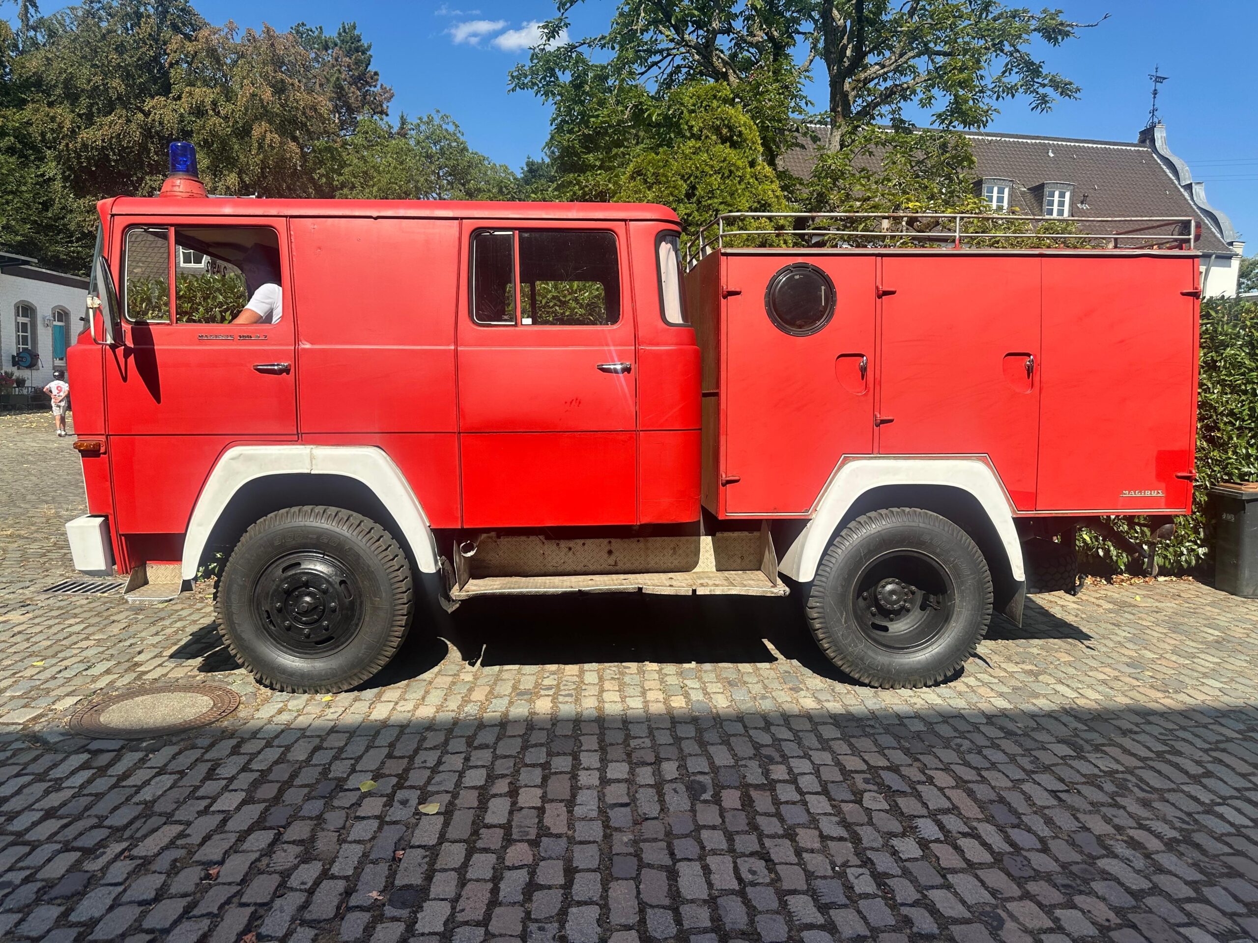 Spendenübergabe eines historischen Feuerwehrfahrzeugs zur Brandbekämpfung in der Ukraine - Ukrainehilfe | Köln