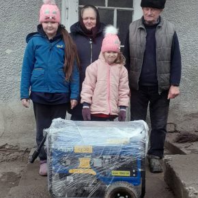 Stromerzeuger wird einer bedürftigen Familie in Charkiw übergeben - Ukrainehilfe | Köln