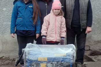Stromerzeuger wird einer bedürftigen Familie in Charkiw übergeben - Ukrainehilfe | Köln