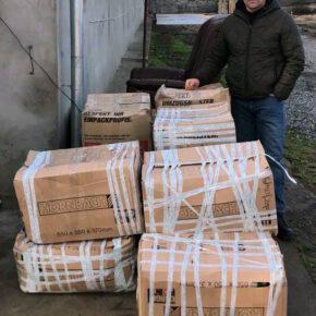 Die gespendeten Süßigkeiten unserer Weihnachtsaktion 2023 erreichen das Zwischenlager in Czernowitz - Ukrainehilfe | Köln
