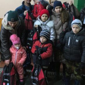 Übergabe der Rucksäcke mit gesammelten Weihnachtsgeschenken in einem Waisenhaus in Czernowitz - Ukrainehilfe | Köln