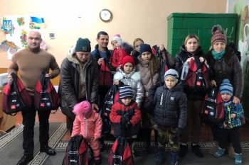 Übergabe der Rucksäcke mit gesammelten Weihnachtsgeschenken in einem Waisenhaus in Czernowitz - Ukrainehilfe | Köln