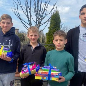 Übergabe der Ostersüßigkeiten an ukrainische Jungen in Czernowitz - Ukrainehilfe | Köln