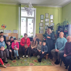 Geschenkeübergabe bei einer Weihnachtsfeier in einem ukrainischen Waisenhaus in Czernowitz - Ukrainehilfe | Köln