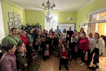 Geschenkeübergabe bei einer Weihnachtsfeier in einem ukrainischen Waisenhaus in Czernowitz - Ukrainehilfe | Köln
