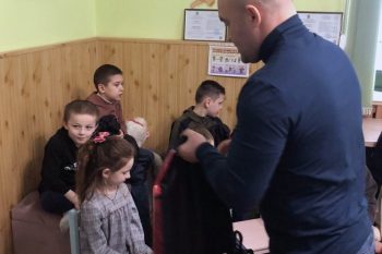 Große Freude zur Übergabe der Weihnachtsgeschenke in einem ukrainischen Waisenhaus in Czernowitz - Ukrainehilfe | Köln