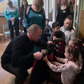 Große Freude zur Übergabe der Weihnachtsgeschenke in einem ukrainischen Waisenhaus in Czernowitz - Ukrainehilfe | Köln