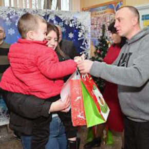 Weihnachtsfeier mit feierlicher Übergabe der Geschenke im Waisenhaus - Ukrainehilfe | Köln