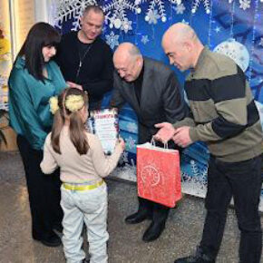 Weihnachtsfeier mit feierlicher Übergabe der Geschenke im Waisenhaus - Ukrainehilfe | Köln