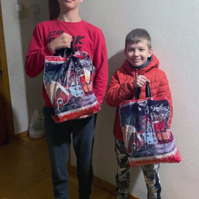 Kinder aus ukrainischen Waisenhäusern freuen sich über ihre Weihnachtsgeschenke - Ukrainehilfe | Köln