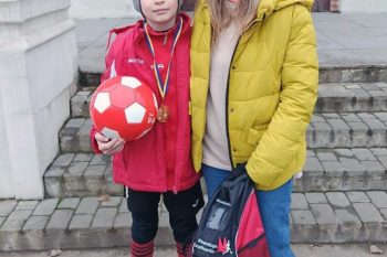Ukrainisches Kind freut sich über sein Geschenk aus der Weihnachtsaktion - Ukrainehilfe | Köln