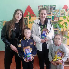 Ukrainische Waisenkinder aus Czernowitz mit ihren Ostergeschenken - Ukrainehilfe | Köln