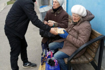 In Czernowitz werden Lebensmittel auf der Straße an Senioren verteilt - Ukrainehilfe | Köln