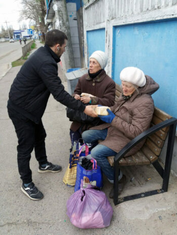 Lebensmittel werden auf der Straße an Senioren verteilt