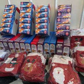 Zahlreich gespendete Süßigkeiten unserer Weihnachtsaktion werden für den Weitertransport in die Ukraine vorbereitet - Ukrainehilfe | Köln